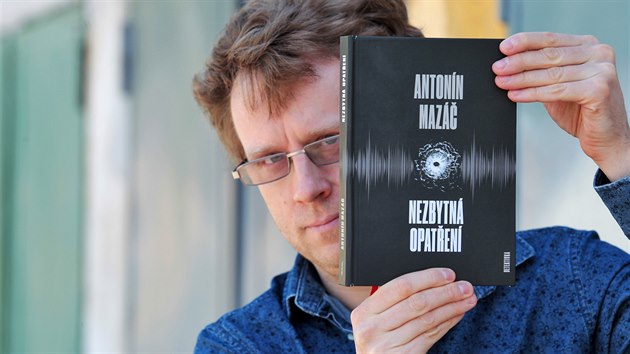 Spisovatel Antonín Mazáč se svým novým detektivním románem Nezbytná opatření.