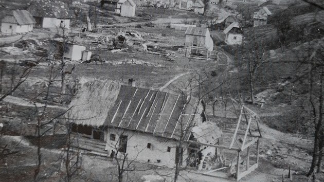 U tak chud obce na vchodnm Slovensku zashla druh svtov vlka drtiv. V roce 1944 se tu odehrly nejt잚 tankov boje Karpatsko-dukelsk operace, zdevastovan kraj tak dostal nzev dol smrti.