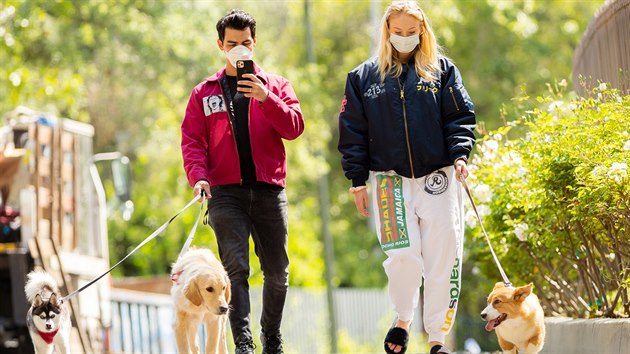 Sophie Turnerov a jej manel Joe Jonas na prochzce se psy (Los Angeles, 17. dubna 2020)