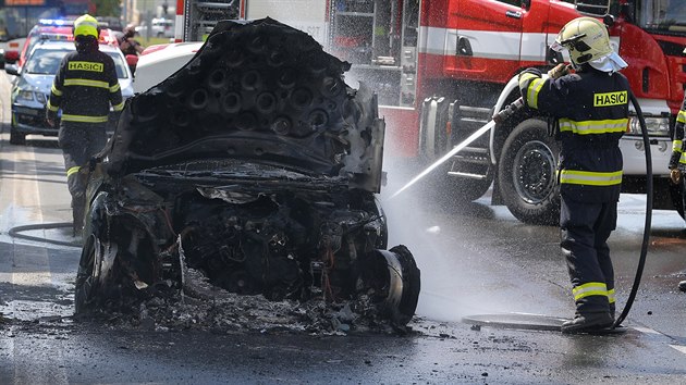 Požár mercedesu zablokoval Rokycanskou třídu v Plzni směrem na Prahu. (19. 5. 2020)