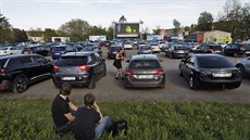 Vnitřní parkoviště v areálu jihlavské nemocnice se změnilo v autokino. Poslední... Vnitřní parkoviště v areálu jihlavské nemocnice se změnilo v autokino. Poslední...
