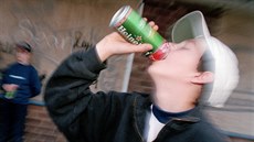 Chlapec pije pivo Chlapec pije pivo