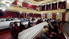 Divadlo zakrylo každou druhou řadu. Divadlo zakrylo každou druhou řadu.