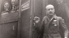 Jaroslav Votava vystupuje z vlaku na poděbradském nádraží. Píše se 22. květen... Jaroslav Votava vystupuje z vlaku na poděbradském nádraží. Píše se 22. květen...