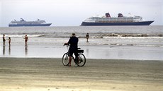 Výletní lodě Disney Wonder (vpravo) a Celebrity Cruise kotví nedaleko pláže... Výletní lodě Disney Wonder (vpravo) a Celebrity Cruise kotví nedaleko pláže...