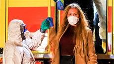 Příjezd pětice evakuovaných Čechů z Wu - chanu do Nemocnice Na Bulovce. (3.... Příjezd pětice evakuovaných Čechů z Wu - chanu do Nemocnice Na Bulovce. (3....