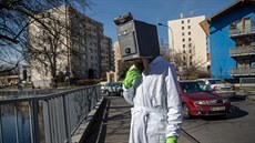 Muž z pražské Liboci se chrání před virem podomácku vyrobenou maskou. (14.... Muž z pražské Liboci se chrání před virem podomácku vyrobenou maskou. (14....