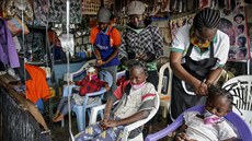 Keňské děti s účesem, který má připomínat koronavirus. Kadeřnictví se novým... Keňské děti s účesem, který má připomínat koronavirus. Kadeřnictví se novým...