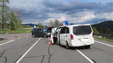 Řidič vozu Volkswagen Touran se vyhýbal dosud neznámému autu a srazil se s... Řidič vozu Volkswagen Touran se vyhýbal dosud neznámému autu a srazil se s...