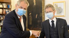 Prezident Miloš Zeman přijal na Pražském hradě předsedu Senátu Miloše Vystrčila. Prezident Miloš Zeman přijal na Pražském hradě předsedu Senátu Miloše Vystrčila.