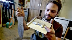 Archeolog a kovář Matěj Kmošek si při tvorbě vybavení římského vojáka ze 2.... Archeolog a kovář Matěj Kmošek si při tvorbě vybavení římského vojáka ze 2....