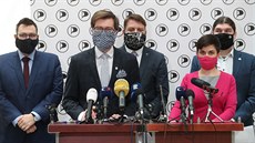 Piráti na tiskové konferenci před jednáním poslanecké sněmovny. (13. května... Piráti na tiskové konferenci před jednáním poslanecké sněmovny. (13. května...