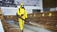 Muž v ochranném obleku dezinfikuje halu Leningradského nádraží v Moskvě. (19.... Muž v ochranném obleku dezinfikuje halu Leningradského nádraží v Moskvě. (19....