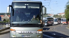 Kolem padesáti zájezdových autobusů vyrazilo v úterý ráno na protestní jízdu... Kolem padesáti zájezdových autobusů vyrazilo v úterý ráno na protestní jízdu...