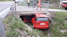 Automobil napasovaný pod mostem. Automobil napasovaný pod mostem.