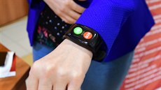 Chytré hodinky fungující jako mobilní telefon připevněný na ruce. Technologie... Chytré hodinky fungující jako mobilní telefon připevněný na ruce. Technologie...