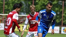 Pardubičtí fotbalisté Sanghyeok Lee a Emil Tischler (vzadu) nahánějí Václava... Pardubičtí fotbalisté Sanghyeok Lee a Emil Tischler (vzadu) nahánějí Václava...