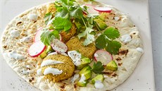 Falafel z mungo fazolí na placatém chlebu s malým salátem Falafel z mungo fazolí na placatém chlebu s malým salátem