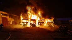 Požár čtyři zaparkovaná nákladní auta zcela zničil. Požár čtyři zaparkovaná nákladní auta zcela zničil.