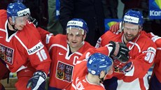 ZLATÝ HATTRICK. Zleva Petr Čajánek, Robert Reichel a Jiří Dopita gratulují... ZLATÝ HATTRICK. Zleva Petr Čajánek, Robert Reichel a Jiří Dopita gratulují...