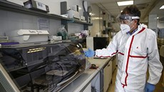Zatímco experti zkoumají koronavirus v laboratořích, David You využívá jejich... Zatímco experti zkoumají koronavirus v laboratořích, David You využívá jejich...