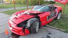 Sportovní auto Dodge Viper vyjelo ze silnice, zbořilo tři poutače. Sportovní auto Dodge Viper vyjelo ze silnice, zbořilo tři poutače.