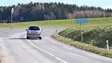 Zatáčka u odbočky na Seč je v kopci a není do ní vidět. Proto bude odtěžen... Zatáčka u odbočky na Seč je v kopci a není do ní vidět. Proto bude odtěžen...