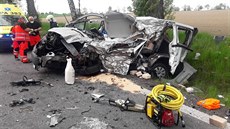 Řidič dodávky vyjel do protisměru, kde se střetl s kamionem. Řidič dodávky vyjel do protisměru, kde se střetl s kamionem.