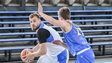 Filip Šmíd (vlevo) z Ostravy útočí v soutěži jeden na jednoho kolem Matouše... Filip Šmíd (vlevo) z Ostravy útočí v soutěži jeden na jednoho kolem Matouše...