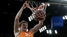 Patrick Heckmann z Ratiopharmu Ulm smečuje. Patrick Heckmann z Ratiopharmu Ulm smečuje.