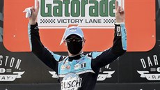 Kevin Harvick po vítězství v Darlingtonu v rámci okruhového seriálu NASCAR Kevin Harvick po vítězství v Darlingtonu v rámci okruhového seriálu NASCAR