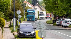 Obyvatelé hradeckého Pouchova protestují peticí proti kamionům (4. 5. 2020). Obyvatelé hradeckého Pouchova protestují peticí proti kamionům (4. 5. 2020).