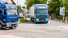 Obyvatelé hradeckého Pouchova protestují peticí proti kamionům (4. 5. 2020). Obyvatelé hradeckého Pouchova protestují peticí proti kamionům (4. 5. 2020).
