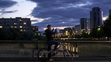 Muž v ochranné masce na ulici Sarajeva (6. května 2020). Muž v ochranné masce na ulici Sarajeva (6. května 2020).