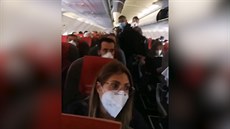 Přeplněné letadlo vyvolalo kritiku. Nepochybili jsme, hájí se aerolinky Přeplněné letadlo vyvolalo kritiku. Nepochybili jsme, hájí se aerolinky
