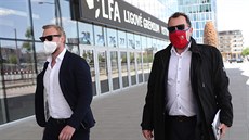 Martin Malík (vpravo), pedseda Fotbalové asociace R, pichází na Ligové...