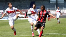 Momentka z utkání druhé bundesligy mezi Stuttgartem (v bílých dresech) a... Momentka z utkání druhé bundesligy mezi Stuttgartem (v bílých dresech) a...