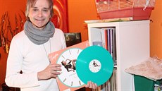 Richard je vášnivým sběratelem vinylových desek, ve sbírce nechybí ani jeho... Richard je vášnivým sběratelem vinylových desek, ve sbírce nechybí ani jeho...