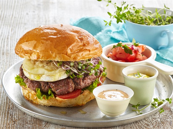 Grilovanı hamburger s kozím sırem