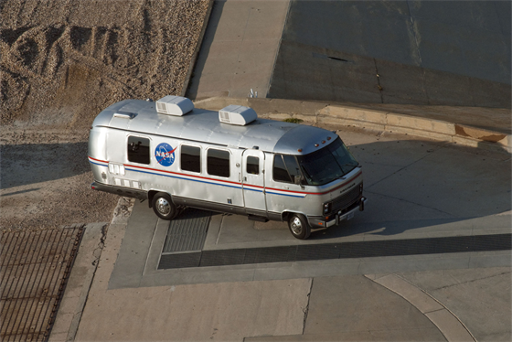 Vozidlo Astrovan urené pro dopravu posádek raketoplán na startovní rampu.