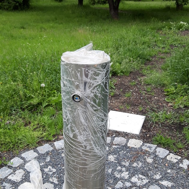 Nová pítka v Jiráskově Aleji na Sídlišti Solidarita v Praze 10 -Strašnicích čekají na zprovoznění, až pomine nebezpečí koronaviru.