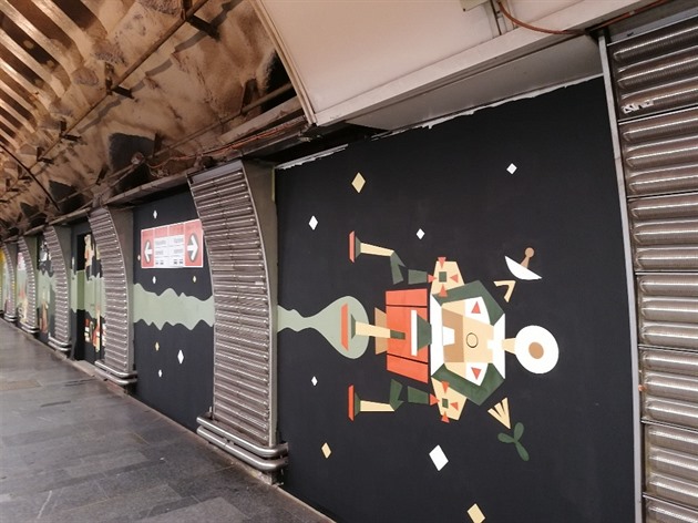 Ve stanici metra Karlovo náměstí jsou desky, které zakrývají staveniště budoucího výtahu, doplněny o street art graffiti, které je vytvořeno technikou wheatpasting.
