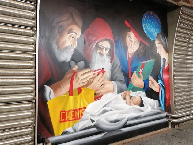 Ve stanici metra Karlovo náměstí jsou desky, které zakrývají staveniště budoucího výtahu, doplněny o street art graffiti, které je vytvořeno technikou wheatpasting.