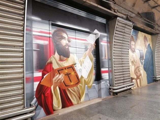 Ve stanici metra Karlovo náměstí jsou desky, které zakrývají staveniště budoucího výtahu, doplněny o street art graffiti, které je vytvořeno technikou wheatpasting.