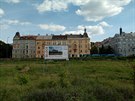 V Karlíně místo parků rostou další a další baráky v bývalém vysušeném korytu řeky. Těsně vedle bývalé železniční zastávky Karlín-přístav u zrušené trati Těšnov-Vysočany u zastávky tramvají Urxova či historické bývalé vozovny koňky, budou další a další kan V Karlíně místo parků rostou další a další baráky v bývalém vysušeném korytu řeky. Těsně vedle bývalé železniční zastávky Karlín-přístav u zrušené trati Těšnov-Vysočany u zastávky tramvají Urxova či historické bývalé vozovny koňky, budou další a další kan