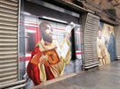 Ve stanici metra Karlovo náměstí jsou desky, které zakrývají staveniště budoucího výtahu, doplněny o street art graffiti, které je vytvořeno technikou wheatpasting. Ve stanici metra Karlovo náměstí jsou desky, které zakrývají staveniště budoucího výtahu, doplněny o street art graffiti, které je vytvořeno technikou wheatpasting.