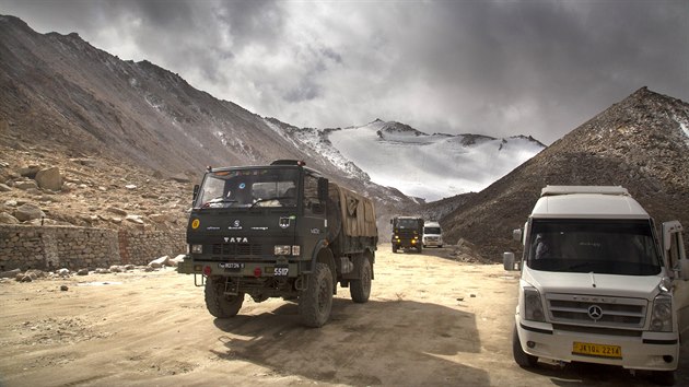 Nákladní automobily indické armády poblíž jezera Pangong v Ladaku. Nákladní automobily indické armády poblíž jezera Pangong v Ladaku.
