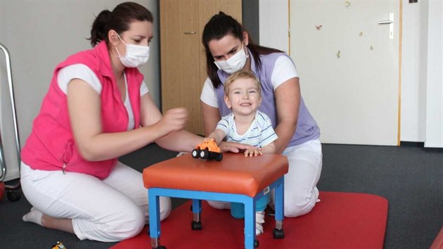 Mezi prvními dětmi, kterým stát hradí nákladnou léčbu následků mozkové obrny,... Mezi prvními dětmi, kterým stát hradí nákladnou léčbu následků mozkové obrny,...