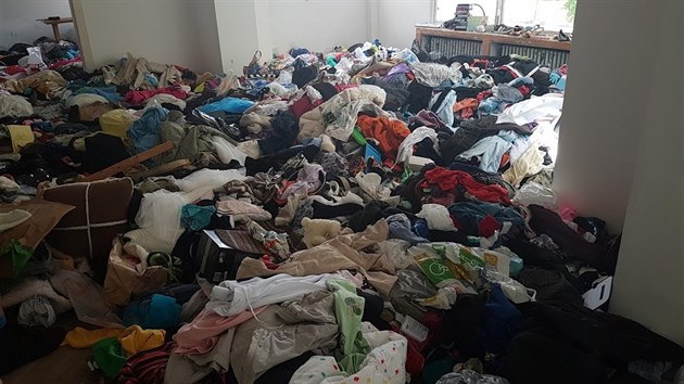 V Kralově vile je obrovské množství vyhozených oděvů. Uvnitř našli také... V Kralově vile je obrovské množství vyhozených oděvů. Uvnitř našli také...