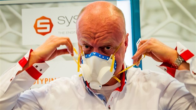 Jednatel firmy Syscae Václav Čížek ukazuje masku, kterou vyvinuli v Českých... Jednatel firmy Syscae Václav Čížek ukazuje masku, kterou vyvinuli v Českých...